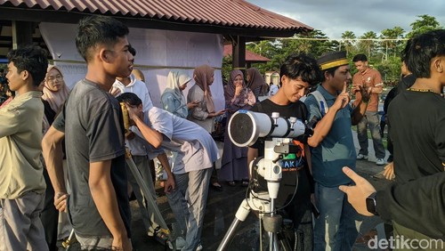 Susana proses pemantauan hilal dibuka untuk umum di Pantai Loang Balok, Kota Mataram, Jumat (28/2/2025). (Ahmad Viqi/detikBali)