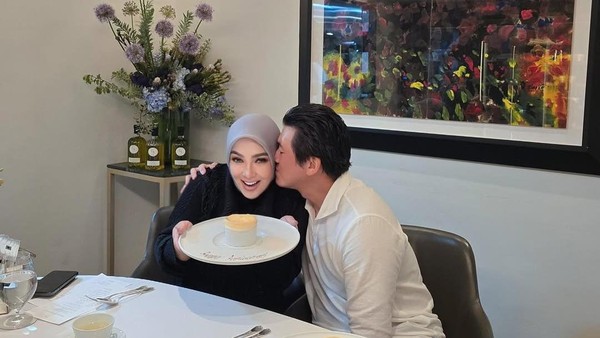 Potret Syahrini dan Reino Barack Rayakan 6 Tahun Pernikahan