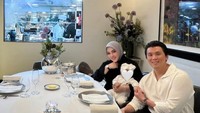 Potret keluarga mereka saat merayakan ulang tahun pernikahan keenam. Foto: Instagram Syahrini
