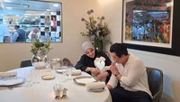 Ets, ada juga nih anak perempuan mereka yang turut serta di sana. Foto: Instagram Syahrini