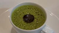 Orang tua baby R ini juga disuguhkan menu watercrass (selada air) dengan truffle jelly yang disajikan dalam keadaan hangat. Foto: Instagram @princessyahrini