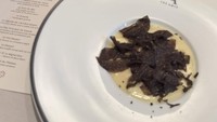Pasangan artis ini juga menikmati hidangan sejenis puree dengan irisan jamur truffle yang melimpah! Terlihat enak ya? Foto: Instagram @princessyahrini
