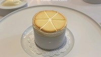 Tentu pasangan ini tidak melewatkan hidangan penutupnya. Mereka menikmati olahan lemon meringue souffle yang lembut. Foto: Instagram @princessyahrini