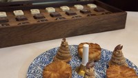 Terakhir, di hari istimewa ini pasangan suami istri itu menikmati berbagai macam pilihan pastry tradisional serta chocolate bon-bon. Foto: Instagram @princessyahrini