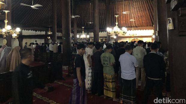 Potret Tarawih perdana di Masjid Gedhe Kauman, Jumat (28/2/2025)