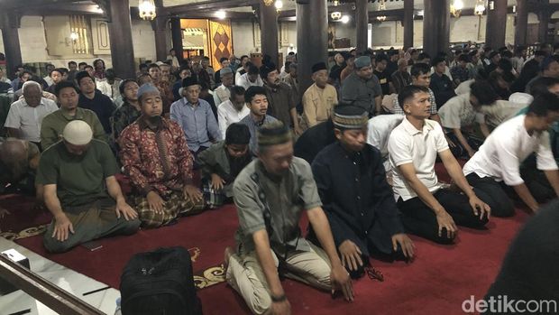 Potret Tarawih perdana di Masjid Gedhe Kauman, Jumat (28/2/2025)