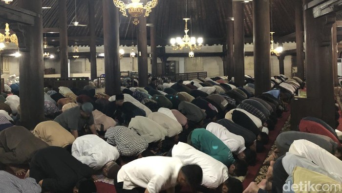 Potret Tarawih perdana di Masjid Gedhe Kauman, Jumat (28/2/2025)