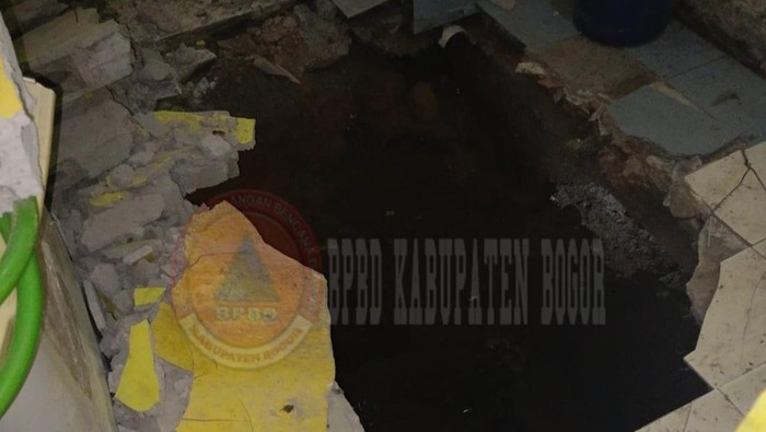 Tembok penahan tanah (TPT) setinggi 13 meter di Karang Asem Timur, Kecamatan Citeureup, Bogor, Jawa Barat, longsor kemarin. (Dok istimewa).