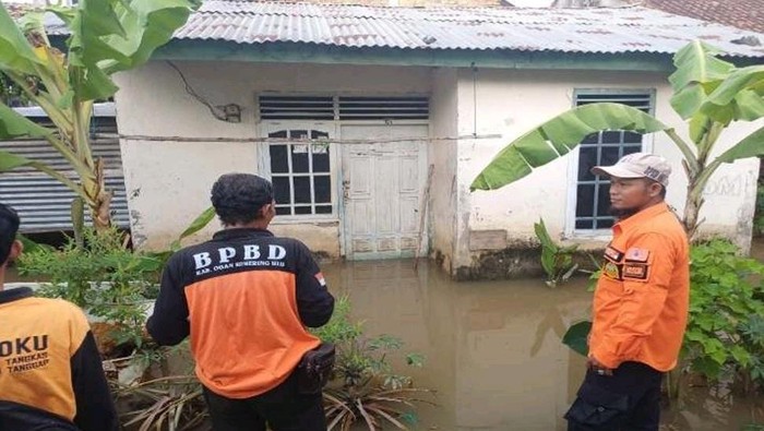 Tim BPBD OKU meninjau lokasi banjir.