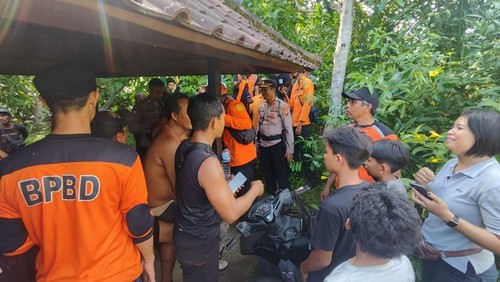 Tim SAR gabungan mengevakuasi kakek 83 tahun dari dasar jurang di Jembrana, Jumat *28/2/2025).