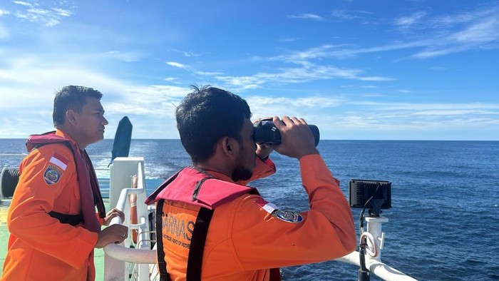 Tim SAR mencari awak kapal yang hilang usai jatuh di perairan Pasangkayu.