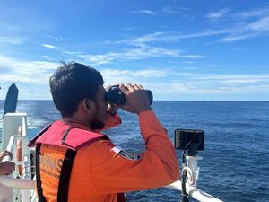 Video: Kru Kapal Rute China-Australia Jatuh di Perairan Pasangkayu