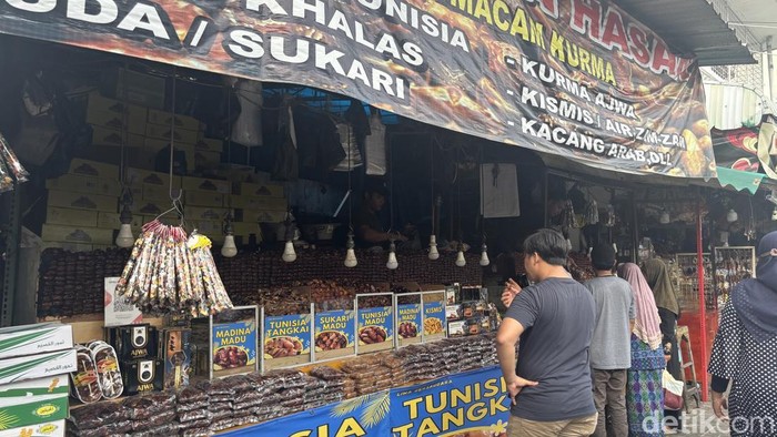 Toko kurma di Surabaya.