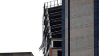 Torre de David merupakan gedung 45 lantai yang memiliki ketinggian 189 meter. Gedung ini disebut sebagai Wall Street versi Venezuela. Namun, pembangunannya terhenti karena pengembangnya mengalami masalah keuangan. Saat ini bangunan ini diisi secara illegal oleh 3.000 warga yang tak memiliki tempat tinggal. Foto: Carlos Garcia Rawlins/Reuters via Business Insider