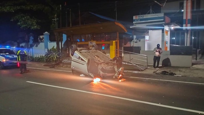 Toyota Yaris terbalik usai hantam halte Trans Jogja di Jalan Jogja-Solo, Kalasan, Sleman, Jumat (28/2/2025) pukul 01.00 WIB.