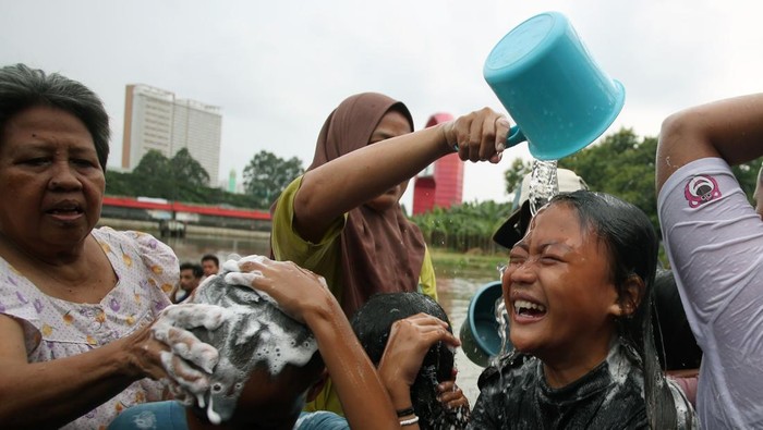 Warga mengikuti tradisi keramas bareng di bantaran Sungai Cisadane, Kota Tangerang, Banten, Kamis (27/2/2025). Tradisi keramas bareng tersebut sebagai simbol membersihkan diri jelang datangnya bulan suci Ramadhan 1446 H. ANTARA FOTO/Muhammad Iqbal/wpa.