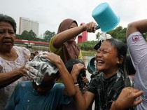 Warga Tangerang Ramai-ramai Keramas Bareng jelang Ramadan