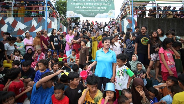 Warga mengikuti tradisi keramas bareng di bantaran Sungai Cisadane, Kota Tangerang, Banten, Kamis (27/2/2025). Tradisi keramas bareng tersebut sebagai simbol membersihkan diri jelang datangnya bulan suci Ramadhan 1446 H. ANTARA FOTO/Muhammad Iqbal/wpa.