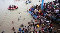 Warga mengikuti tradisi keramas bareng di bantaran Sungai Cisadane, Kota Tangerang, Banten. Tradisi keramas bareng tersebut sebagai simbol membersihkan diri jelang datangnya bulan suci Ramadan 1446 H. ANTARA FOTO/Muhammad Iqbal