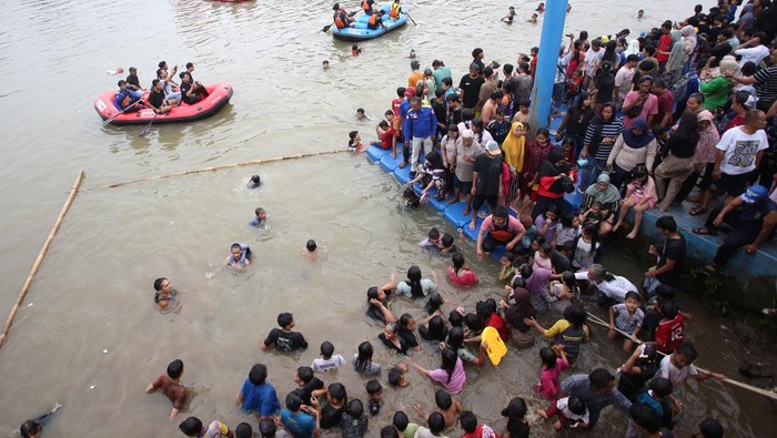 Warga mengikuti tradisi keramas bareng di bantaran Sungai Cisadane, Kota Tangerang, Banten, Kamis (27/2/2025). Tradisi keramas bareng tersebut sebagai simbol membersihkan diri jelang datangnya bulan suci Ramadhan 1446 H. ANTARA FOTO/Muhammad Iqbal/wpa.