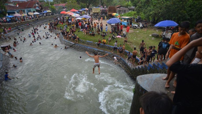 Sejumlah warga mandi-mandi mengikuti tradisi mandi balimau di irigasi Gunung Nago, Pauh, Padang, Sumatera Barat, Jumat (28/2/2025). Warga menjalankan tradisi 