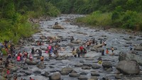 Warga mandi bersama keluarga dan kerabat di sungai ataupun di pantai di kota Padang.