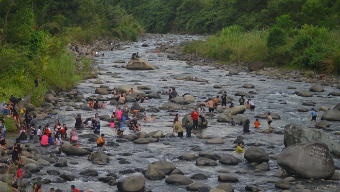 Sejumlah warga mandi-mandi mengikuti tradisi mandi balimau di irigasi Gunung Nago, Pauh, Padang, Sumatera Barat, Jumat (28/2/2025). Warga menjalankan tradisi 