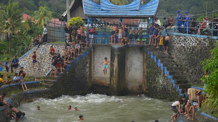 Sejumlah warga mandi-mandi mengikuti tradisi mandi balimau di irigasi Gunung Nago, Pauh, Padang, Sumatera Barat, Jumat (28/2/2025). Warga menjalankan tradisi 