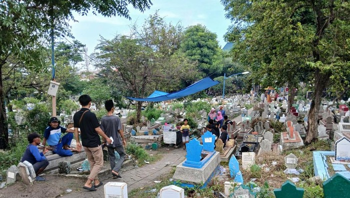Tradisi padusan atau ziarah makam jelang Ramadan di Gresik