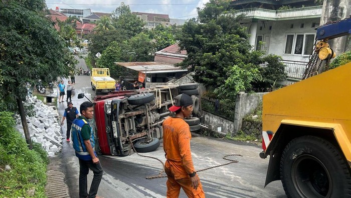 Truk Angkut Hebel Tak Kuat Menanjak Lalu Terguling di Tanjakan Tasmania Bogor
