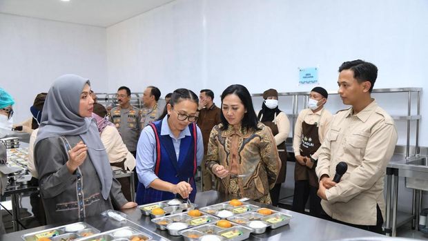 Uji coba masak skala kecil SPPG Polri di Pejaten, Jaksel, Jumat (28/2/2025).