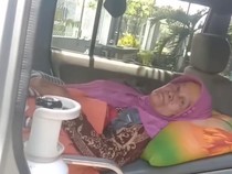 Video Viral Nenek Terbaring di Ambulans Harus ke Kios untuk Beli Pupuk Subsidi