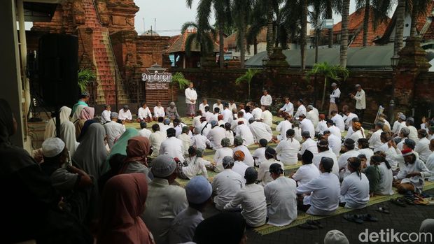 Warga berkumpul di bawah Menara Kudus mengikuti tradisi Dandangan dan ziarah ke Makam Sunan Kudus, Jumat (28/2/2025).