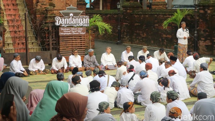 Warga berkumpul di bawah Menara Kudus mengikuti tradisi Dandangan dan ziarah ke Makam Sunan Kudus, Jumat (28/2/2025).