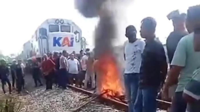 Warga blokir rel kereta api di Kecamatan Medang Deras, Kabupaten Batu Bara (Istimewa)