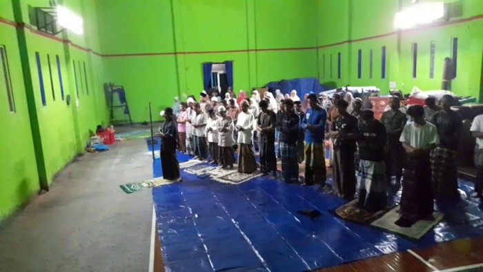 Warga korban bencana pergeseran tanah di Desa Cikondang Kecamatan Cineam Tasikmalaya salat tarawih di kantor desa.