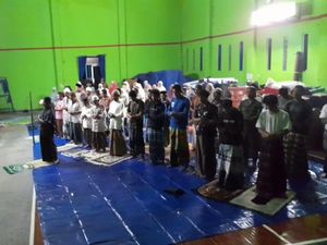 Masjid Rusak Berat Akibat Bencana, Warga Tasikmalaya Salat Tarawih di GOR