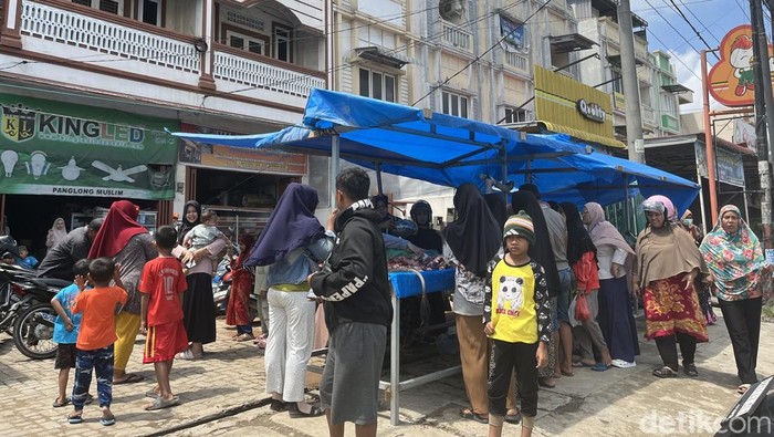 Warga Medan padati kios daging sapi dan ayam di pasar. (Kartika Sari/detikSumut)