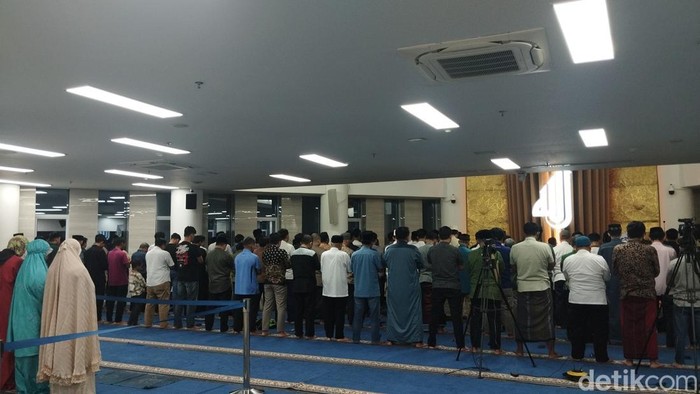 Warga Muhammadiyah Salat Tarawih perdana di Masjid At-Tanwir, Jakpus (Maulana Ilhami Fawdi/detikcom)
