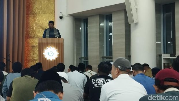 Warga Muhammadiyah Salat Tarawih perdana di Masjid At-Tanwir, Jakpus (Maulana Ilhami Fawdi/detikcom)