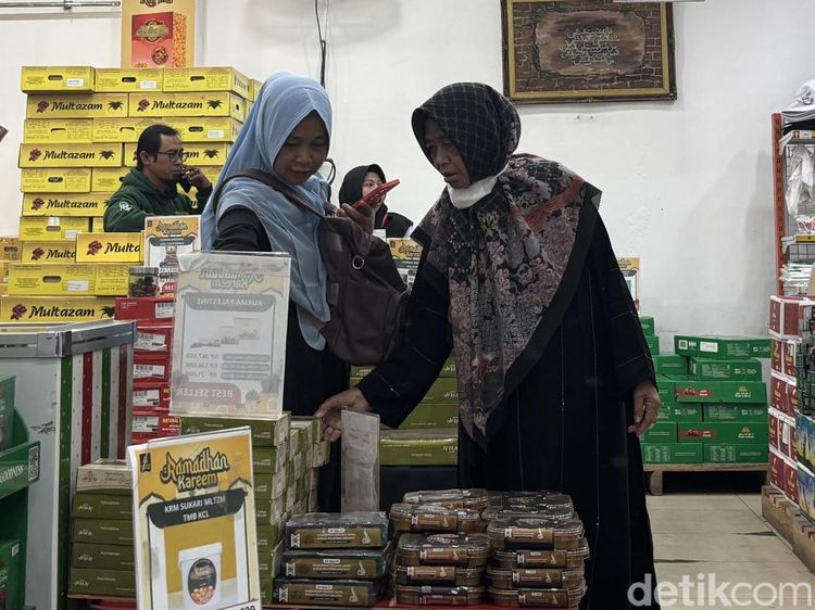 Warga Surabaya Berburu Kurma Sambut Ramadan