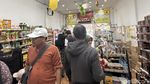 Warga Surabaya Berburu Kurma Sambut Ramadan