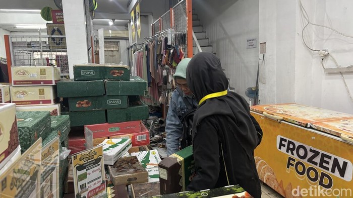 Warga Surabaya Beberu Kurma Sambut Ramadan