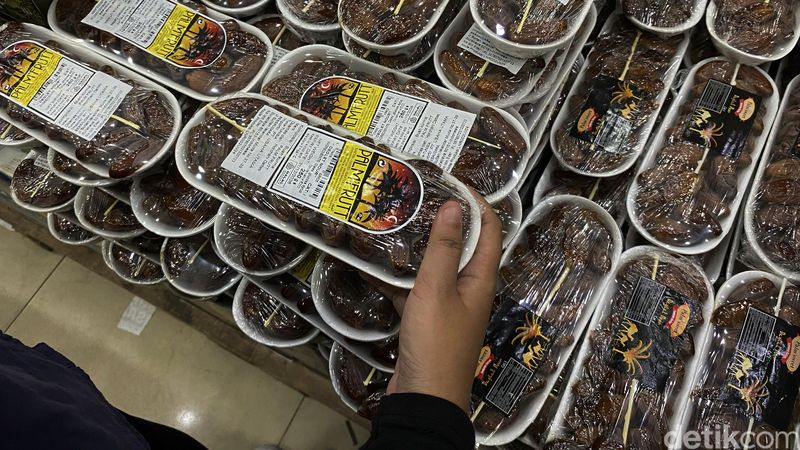 Warga Surabaya Beberu Kurma Sambut Ramadan Warga Surabaya Beberu Kurma Sambut Ramadan