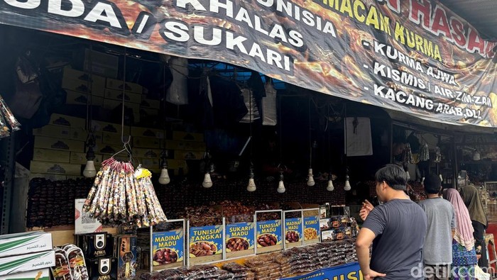 Warga Surabaya Beberu Kurma Sambut Ramadan