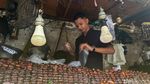 Warga Surabaya Berburu Kurma Sambut Ramadan