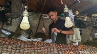 Pedangan kurma di kawasan Wisata Religi Sunan Ampel sedang menata kurma-kurma dilapak miliknya.