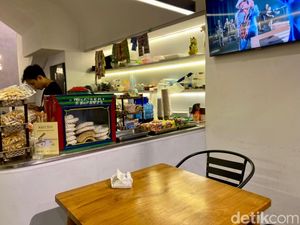 Gabut! Pria Ini Buka Warmindo ala Kafe dengan Harga Terjangkau