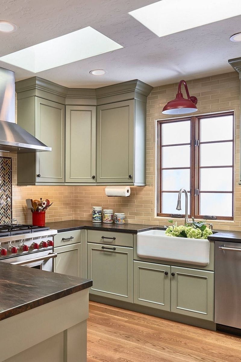 Warna cat dapur yang cerah.