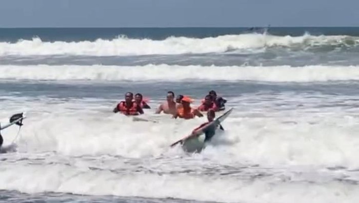 Wisatawan asal Kazakhstan terseret ombak saat bermain air di kawasan rip current Pantai Parangtritis, Bantul, DIY, Jumat (28/2/2025).